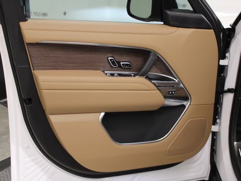 Used 2025 Land Rover Range Rover SE image 18