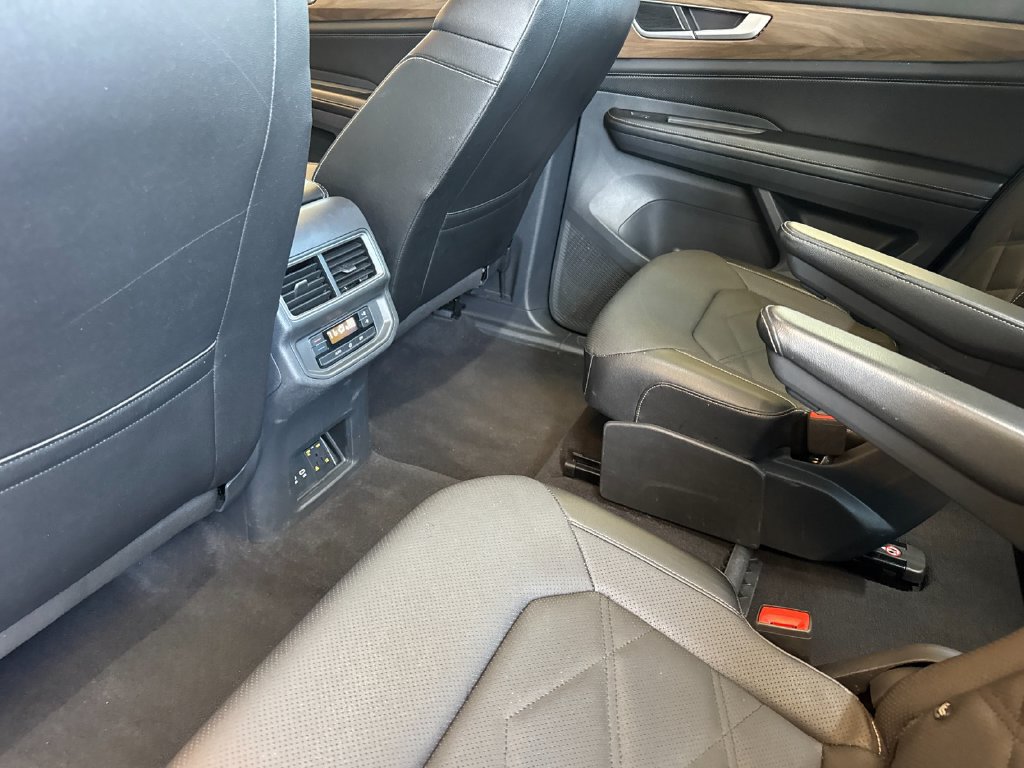 Used 2024 Volkswagen Atlas SE AWD/4WD image 15