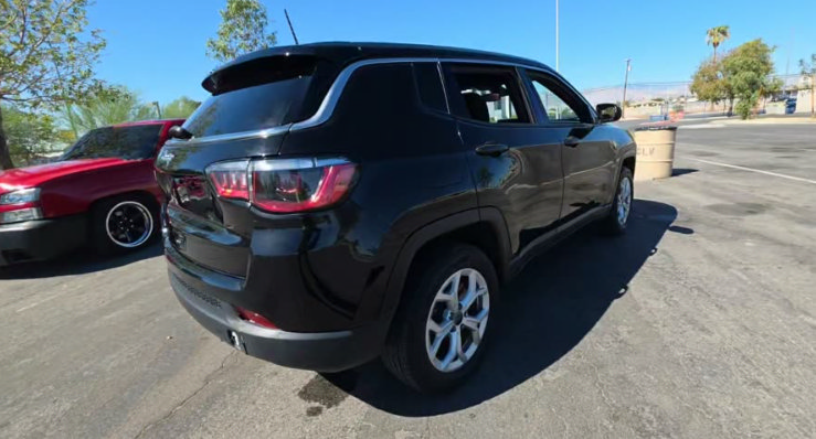Used 2025 Jeep Compass Sport AWD/4WD image 2