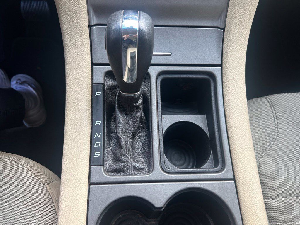 Used 2013 Ford Taurus SE FWD image 12