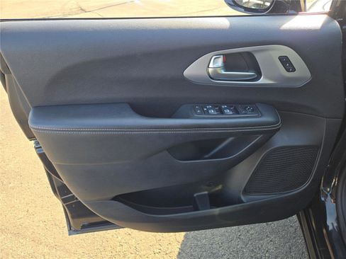 Certified 2021 Chrysler Pacifica Touring-L w/ Uconnect Theater Family Group image 26