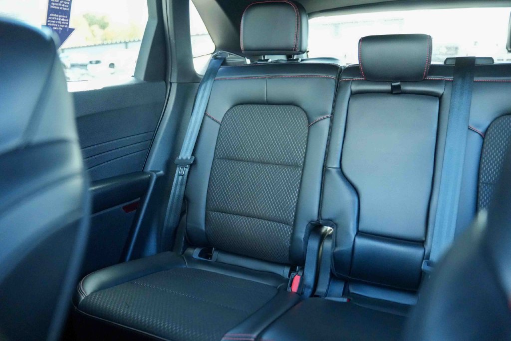 Used 2025 Ford Escape ST-Line Select AWD/4WD image 33