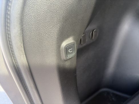 Used 2019 Jeep Cherokee Latitude Plus w/ Comfort/Convenience Group AWD/4WD image 22