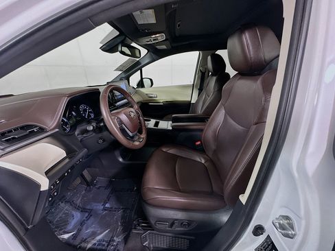 Used 2024 Toyota Sienna Platinum image 12