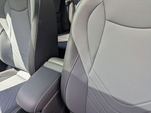 Used 2025 Volkswagen Tiguan SE w/ Panoramic Sunroof Package AWD/4WD image 17
