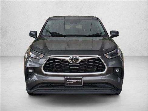 Used 2024 Toyota Highlander LE image 2