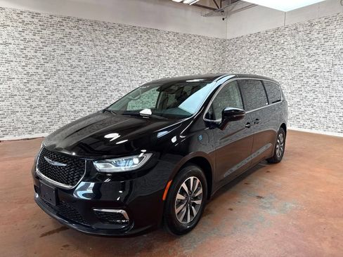 Used 2024 Chrysler Pacifica Limited FWD image 3