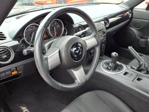 Used 2006 MAZDA MX-5 Miata RWD image 8