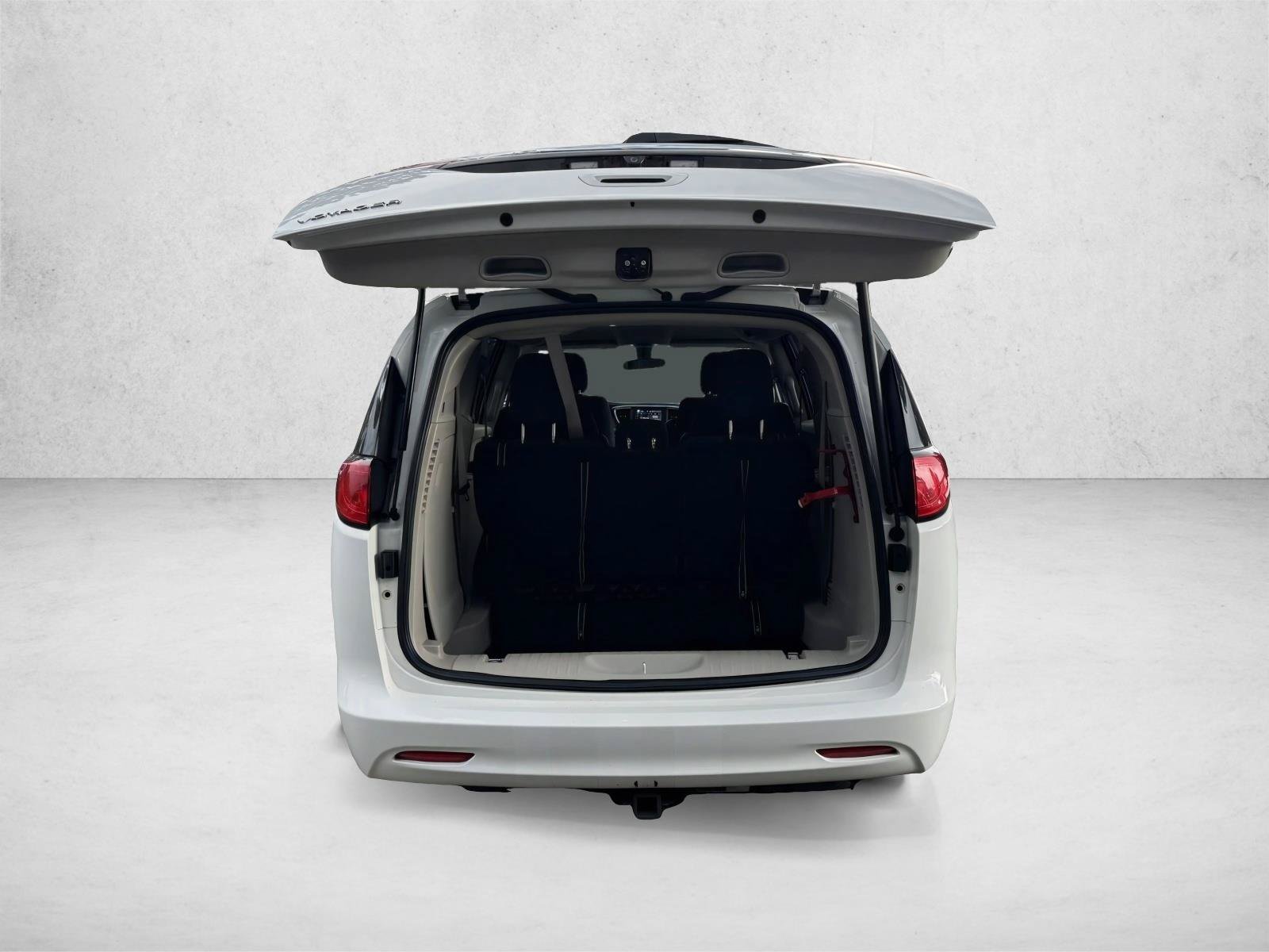 Used 2022 Chrysler Voyager LX FWD image 7