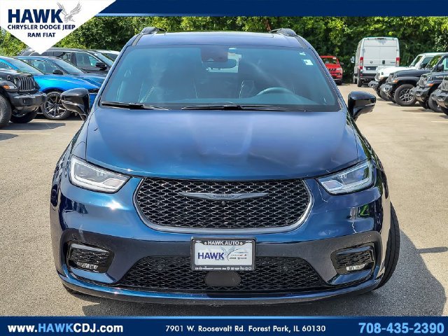 Certified 2024 Chrysler Pacifica Premium FWD image 4
