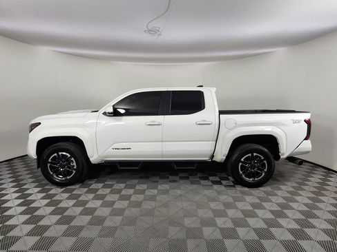 Used 2025 Toyota Tacoma TRD Sport AWD/4WD image 2