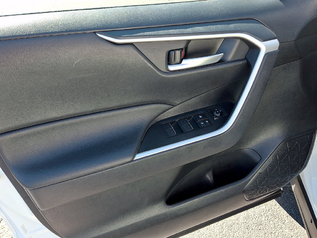 Used 2025 Toyota RAV4 XLE FWD image 12