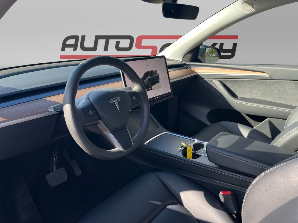 Used 2025 Tesla Model Y Long Range RWD image 10