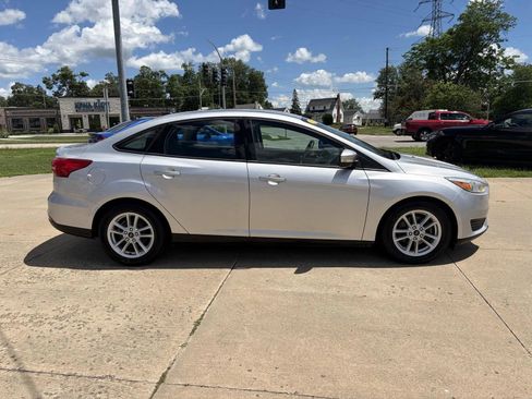 Used 2017 Ford Focus SE FWD image 4