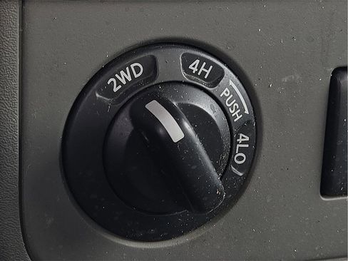 Used 2012 Nissan Frontier SV image 13