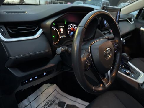 Used 2020 Toyota RAV4 XLE image 11