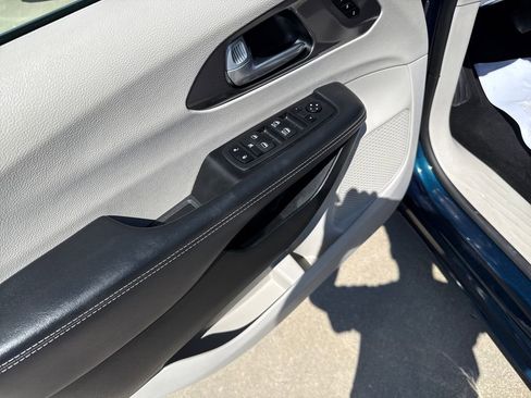 Used 2023 Chrysler Pacifica Touring-L image 14