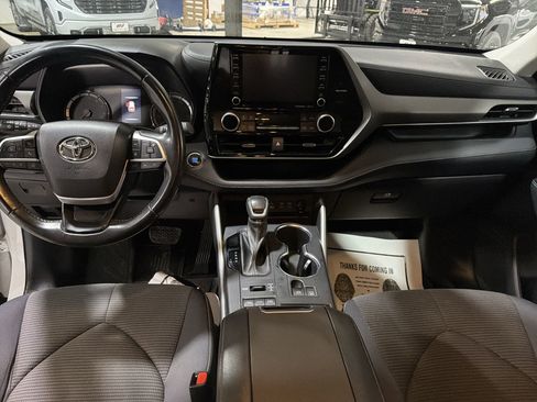 Used 2022 Toyota Highlander LE image 11