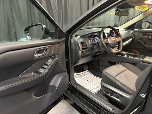 Used 2025 Nissan Rogue SV FWD image 21