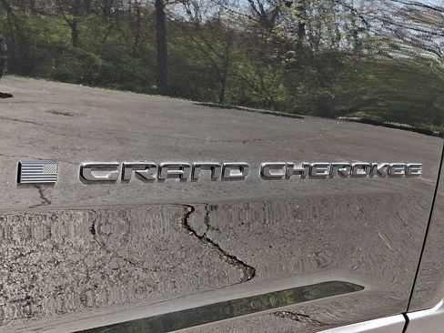 Used 2023 Jeep Grand Cherokee L Laredo image 30