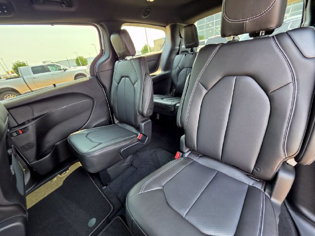 New 2027 Chrysler Pacifica Select AWD/4WD image 14