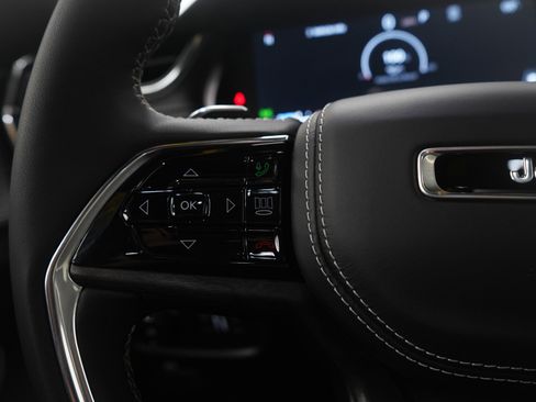 Used 2024 Jeep Grand Cherokee Overland w/ Luxury Tech Group IV image 27