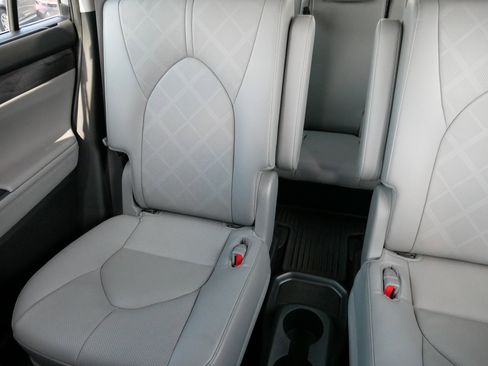 Used 2023 Toyota Highlander Platinum image 12