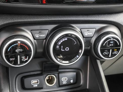 Certified 2025 Hyundai Venue Limited FWD image 24