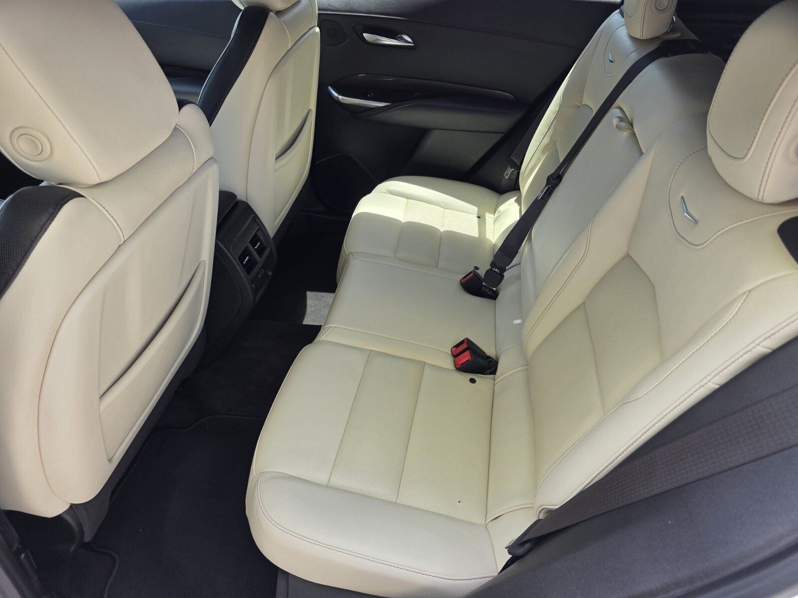 Used 2022 Cadillac XT4 Sport w/ LPO, ONYX Package FWD image 15