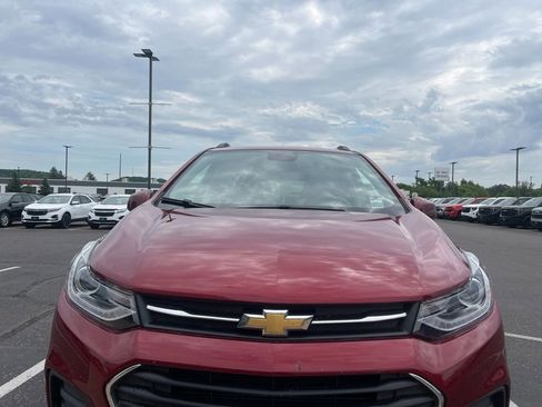 Used 2022 Chevrolet Trax LT w/ LT Convenience Package AWD/4WD image 3