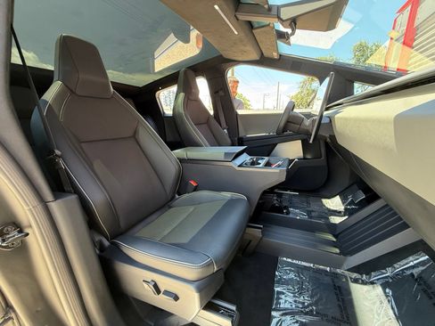 Used 2025 Tesla Cybertruck AWD Crew Cab image 19