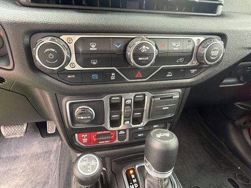 Used 2025 Jeep Wrangler Willys image 32