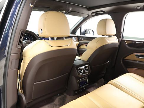 Used 2021 Bentley Bentayga AWD/4WD image 62