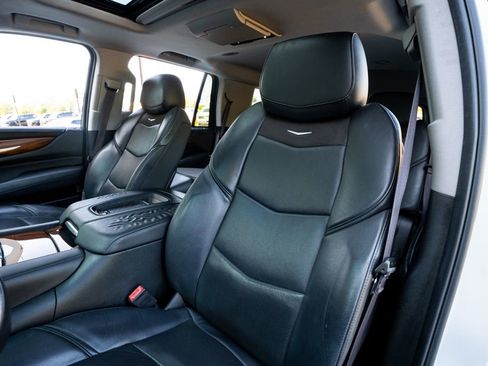 Used 2017 Cadillac Escalade Premium Luxury AWD/4WD image 34