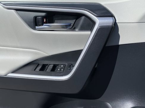 Used 2021 Toyota RAV4 XLE w/ Convenience Package image 19