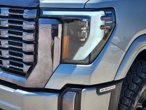 Used 2024 GMC Sierra 2500 Denali Ultimate AWD/4WD image 9