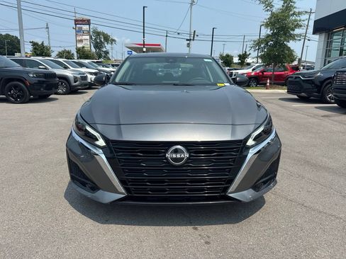 Used 2025 Nissan Altima 2.5 SV FWD image 2