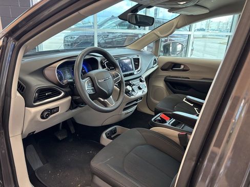 Used 2018 Chrysler Pacifica Touring Plus image 19