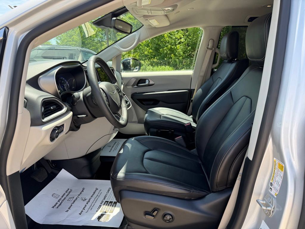 Used 2024 Chrysler Pacifica Touring-L FWD image 13