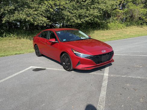 Used 2021 Hyundai Elantra SEL w/ Convenience Package FWD image 3