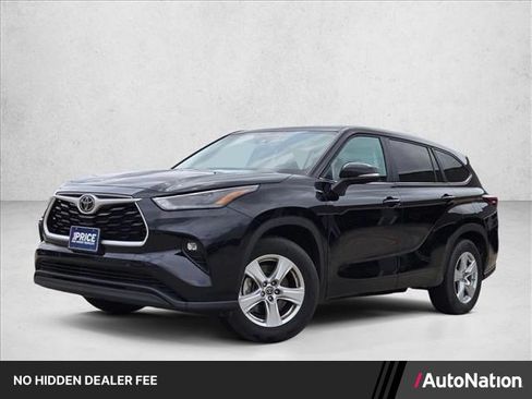 Used 2025 Toyota Highlander LE FWD image 1