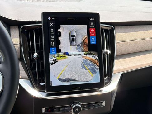 Certified 2025 Volvo XC90 B6 Plus AWD/4WD image 24