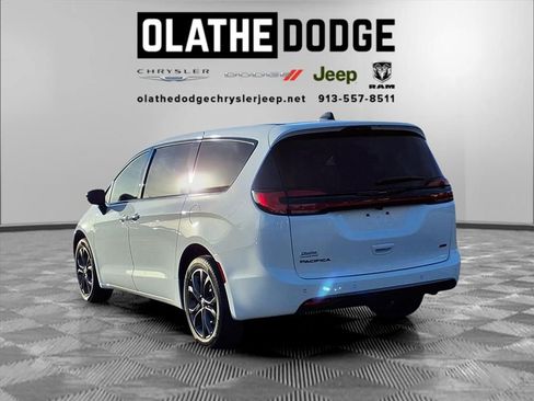 New 2026 Chrysler Pacifica Select image 3