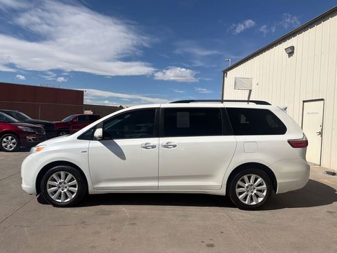 Used 2017 Toyota Sienna XLE Premium image 9