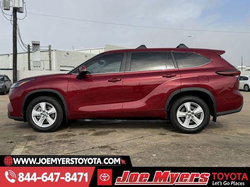 Used 2024 Toyota Highlander LE image 6