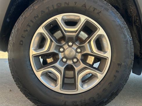 Used 2019 Jeep Cherokee Trailhawk w/ Cold Weather Group image 39