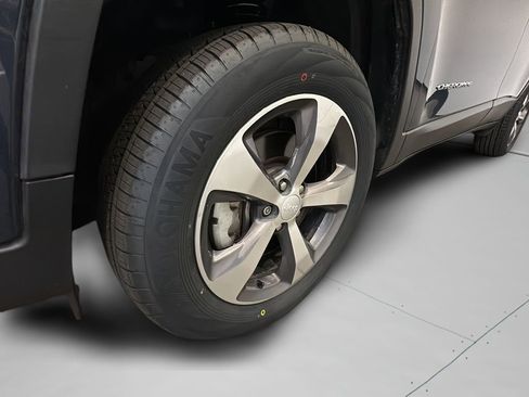 Used 2019 Jeep Cherokee Limited image 28