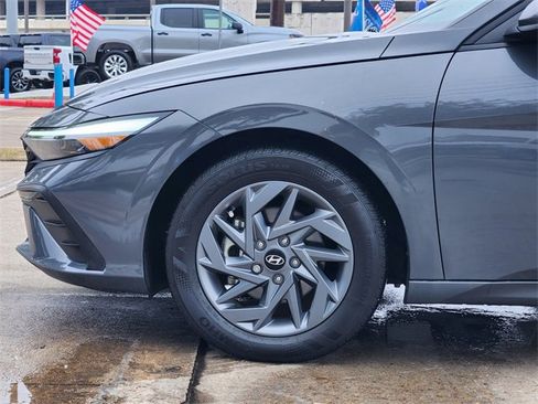 Used 2024 Hyundai Elantra Blue image 8