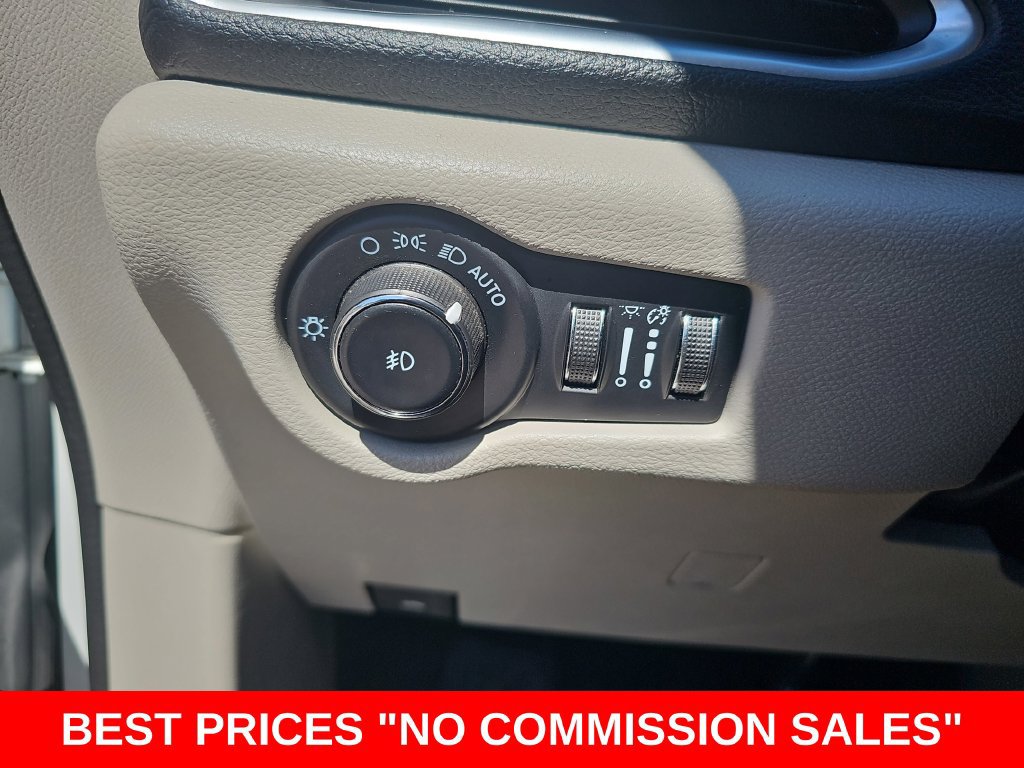 Used 2023 Chrysler Pacifica Limited FWD image 28