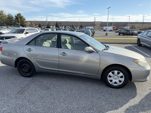 Used 2005 Toyota Camry image 4